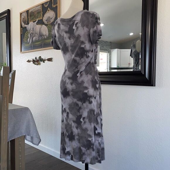 Daisy Fuentes Stretch Tie Dye V-Neck Short Sleeve Fit & Flare Dress Gray Medium - Picture 10 of 15